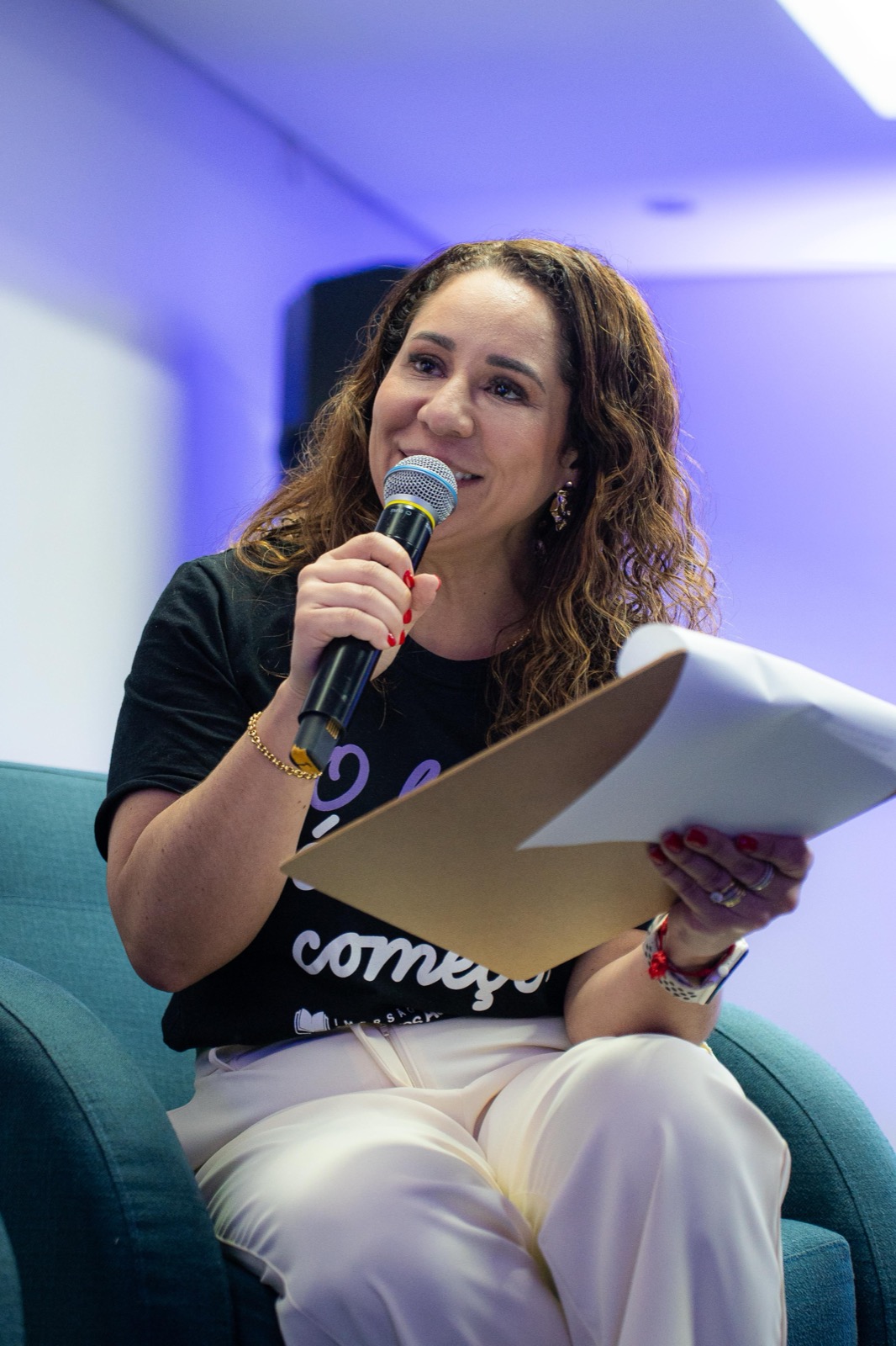 Lilian Cardoso conduzindo a Imersão Escritores Admiráveis